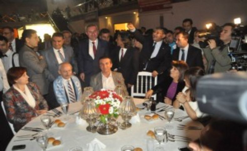 ​CHP gecesinden fotoğraflarla protokol krizi